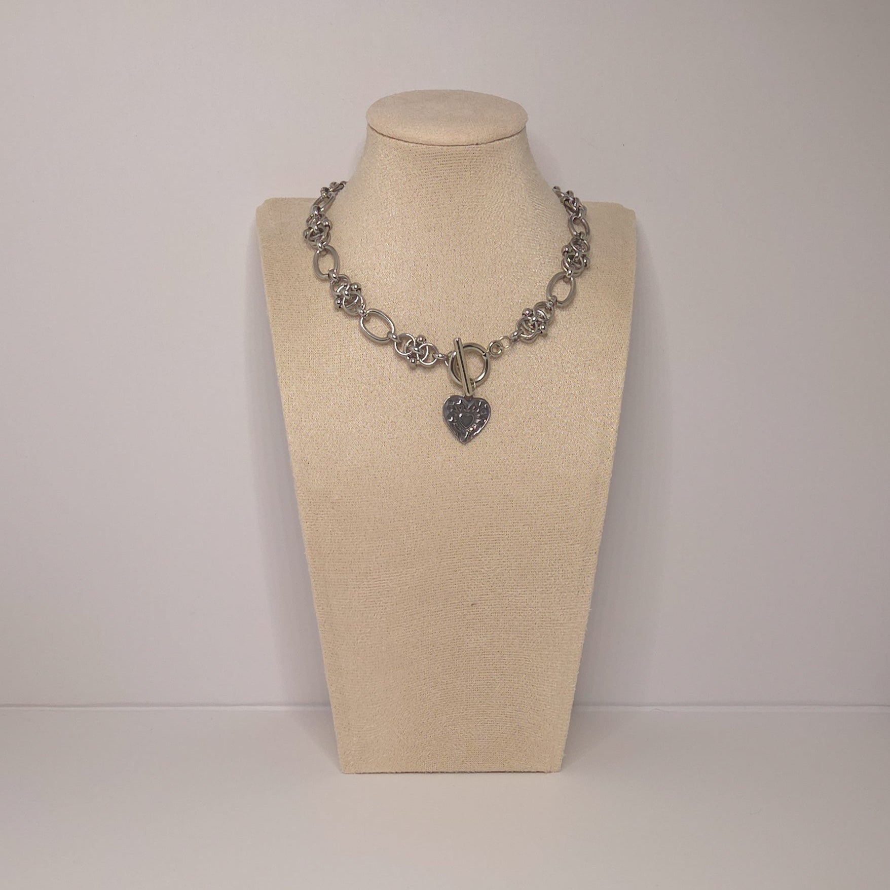 Collier Heartbreaker porté ras de cou bijou fort