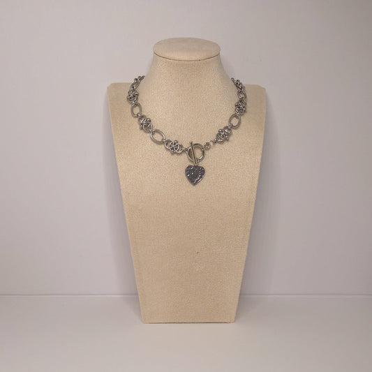 Collier Heartbreaker porté ras de cou bijou fort